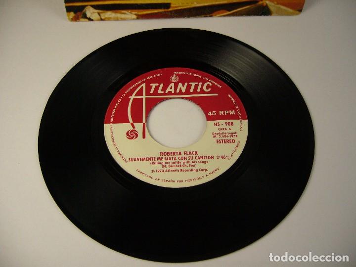Discos de vinilo: ROBERTA FLACK - SUAVEMENTE ME MATA CON SU CANCION / COMO UNA MUJER - SINGLE - Foto 2