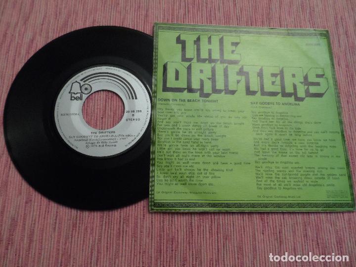 Discos de vinilo: THE DRIFTERS - DOWN ON THE BEACH TONIGHT - Foto 2
