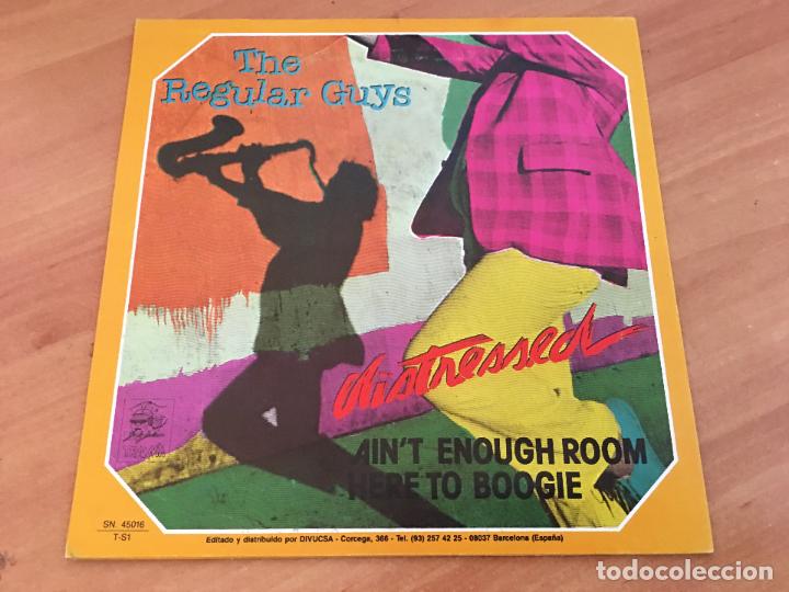 Discos de vinilo: THE REGULAR GUYS (DISTRESSED) SINGLE ESPA&Ntilde;A 1987 (EPI13) - Foto 2