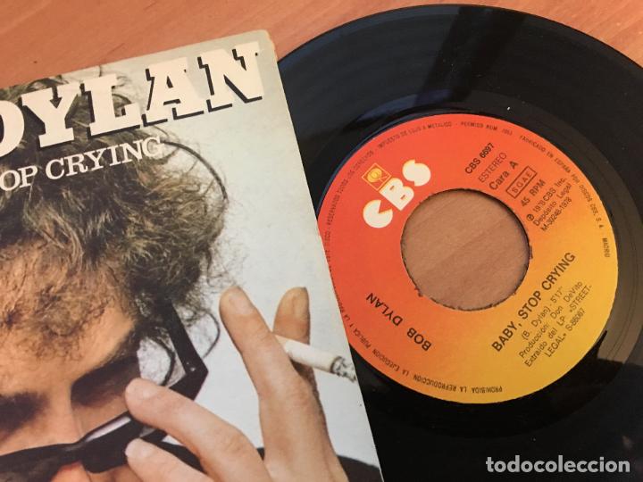 Discos de vinilo: BOB DYLAN (BABY STOP CRYING) SINGLE ESPA&Ntilde;A 1978 (EIP14) - Foto 2