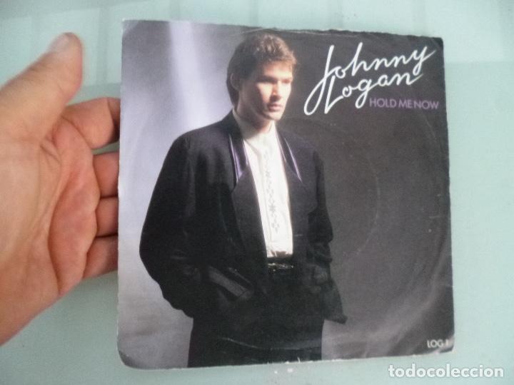 Discos de vinilo: JOHNNIE LOGAN - HOLD ME NOW - Foto 1