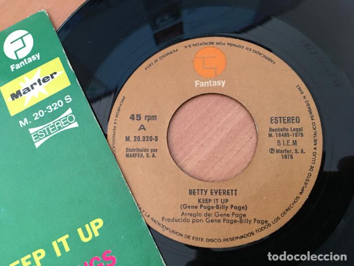 Discos de vinilo: BETTY EVERETT (KEEP IT UP) SINGLE ESPA&Ntilde;A 1975 (EPI14) - Foto 2