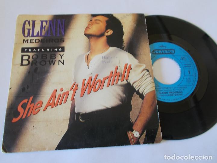Discos de vinilo: GLENN MEDEIROS. SHE AIN&acute;T WORTH IT - Foto 1