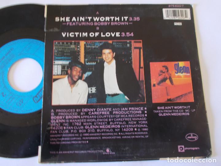 Discos de vinilo: GLENN MEDEIROS. SHE AIN&acute;T WORTH IT - Foto 2