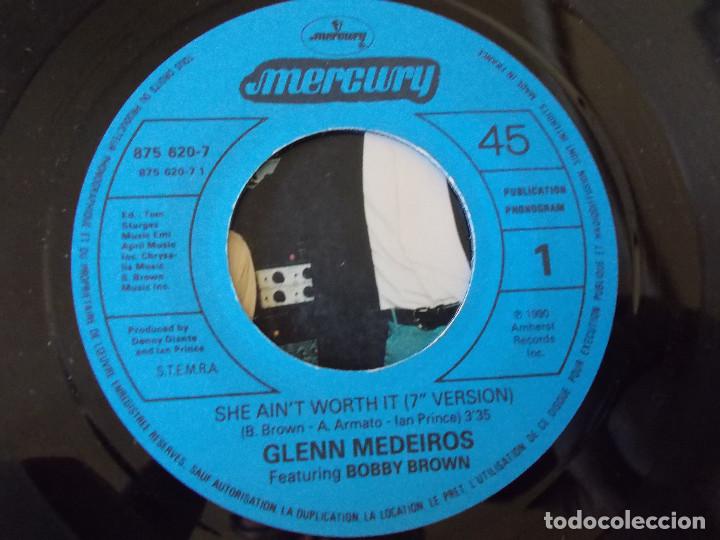 Discos de vinilo: GLENN MEDEIROS. SHE AIN&acute;T WORTH IT - Foto 3