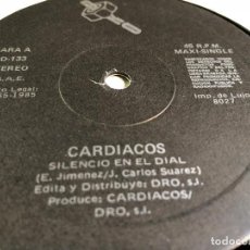 Discos de vinilo: CARDIACOS - LA COSTA OESTE / SILENCIO EN EL DIAL MAXI. Lote 137624546