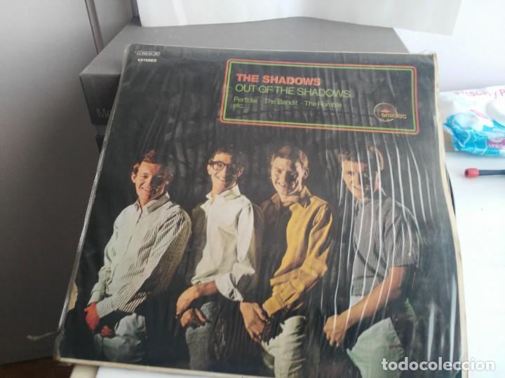 Discos de vinilo: antiguo disco de  the shadows out - Foto 1