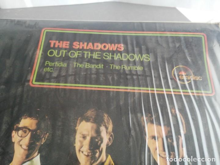 Discos de vinilo: antiguo disco de  the shadows out - Foto 2