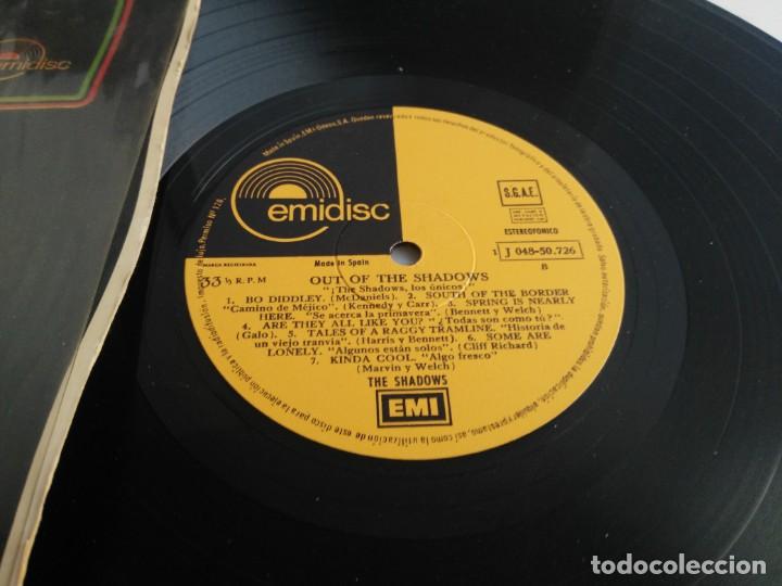 Discos de vinilo: antiguo disco de  the shadows out - Foto 3