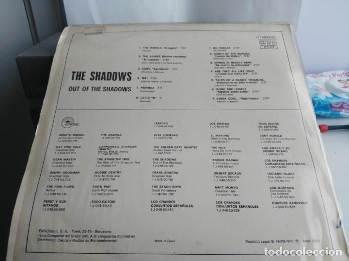 Discos de vinilo: antiguo disco de  the shadows out - Foto 4