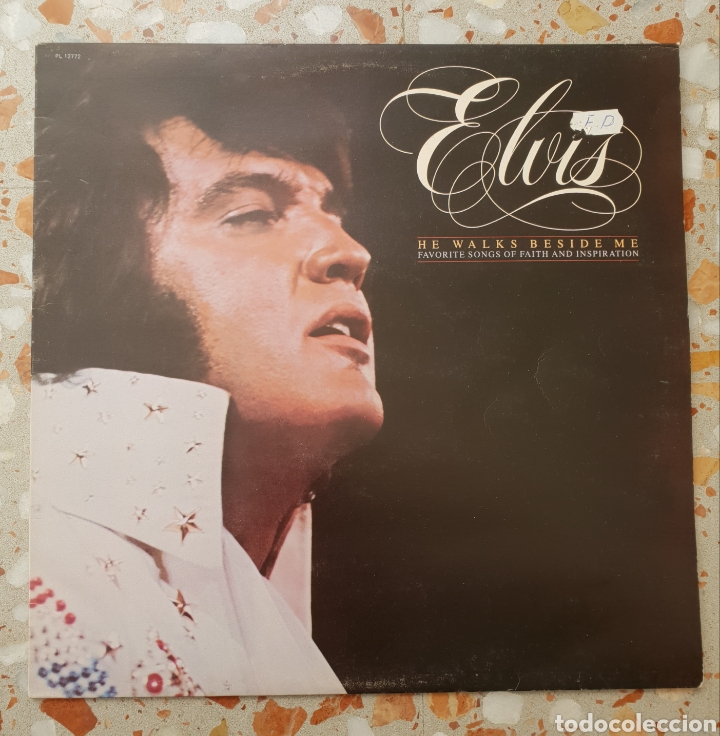 Discos de vinilo: LP ELVIS HE WALKS BESIDES ME - Foto 1