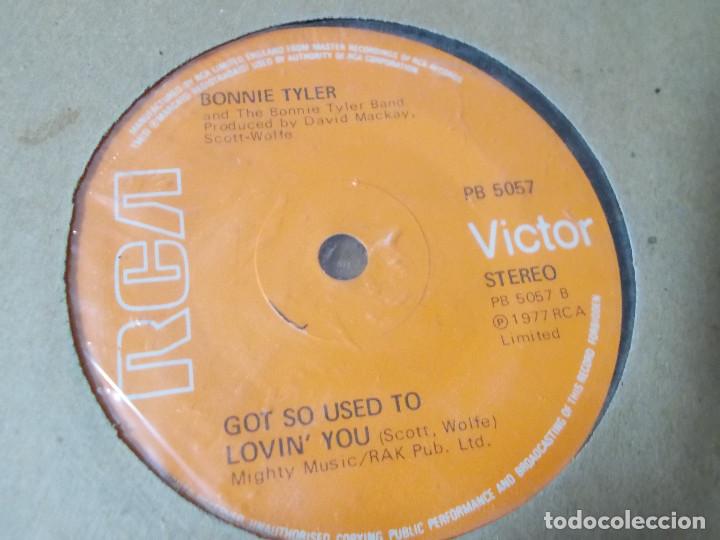 Discos de vinilo: BONNIE TYLER. IT&acute;S A HEARTACHE. - Foto 2