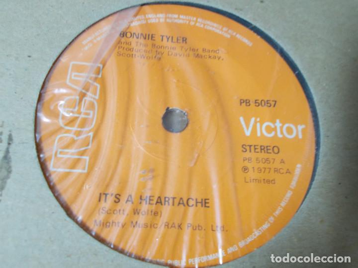 Discos de vinilo: BONNIE TYLER. IT&acute;S A HEARTACHE. - Foto 3