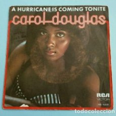 Discos de vinilo: * CAROL DOUGLAS (SINGLE 1975) A HURRICANE IS COMING TONITE - I FEEL IN LOVE WITH LOVE