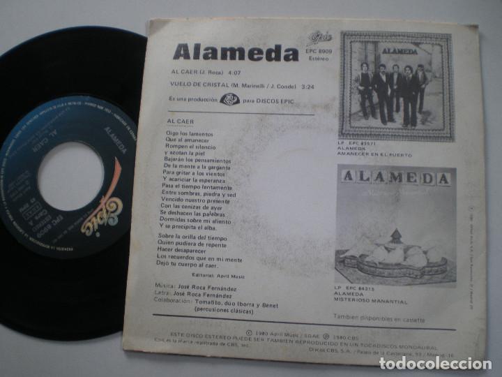 Discos de vinilo: ALAMEDA - Al Caer +1 - SINGLE EPIC 1980 - Foto 2