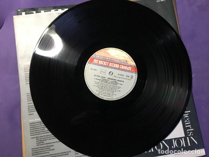 Discos de vinilo: DISCO LP ELTON JHON - BREAKING HEARTS - Foto 3