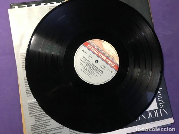 Discos de vinilo: DISCO LP ELTON JHON - BREAKING HEARTS - Foto 4