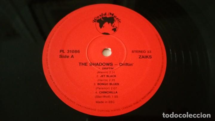 Discos de vinilo: LP THE SHADOWS DRIFTIN A&Ntilde;O 1987 MADE IN EEC - Foto 4