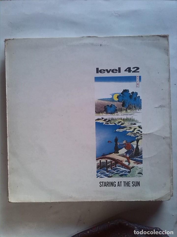 Discos de vinilo: LEVEL 42 STARING AT THE SUN - Foto 1