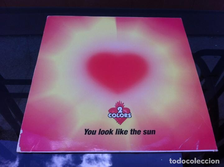 Discos de vinil: MAXI SINGLE. 2 COLORS.  YOU LOOK LIKE THE SUN. 1996, ESPA&Ntilde;A