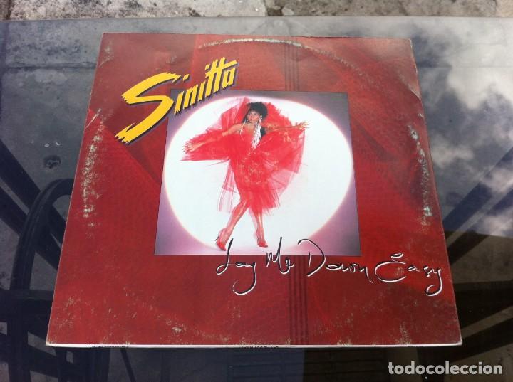 Discos de vinilo: MAXI SINGLE. SINITTA.  LAY ME DOWN EASY. 1989, ESPA&Ntilde;A - Foto 1