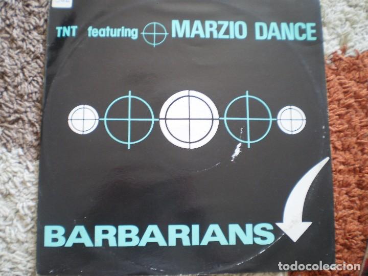 Discos de vinilo: MAXI 12 PULGADAS. TNT. BARBARIANS. - Foto 1