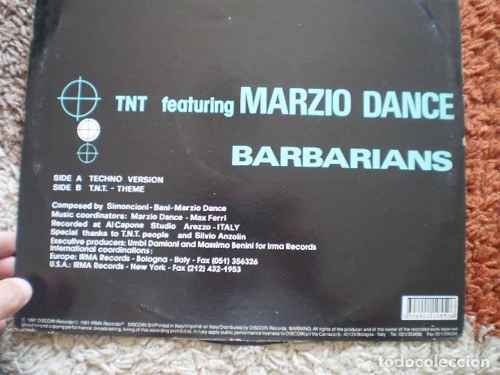 Discos de vinilo: MAXI 12 PULGADAS. TNT. BARBARIANS. - Foto 2