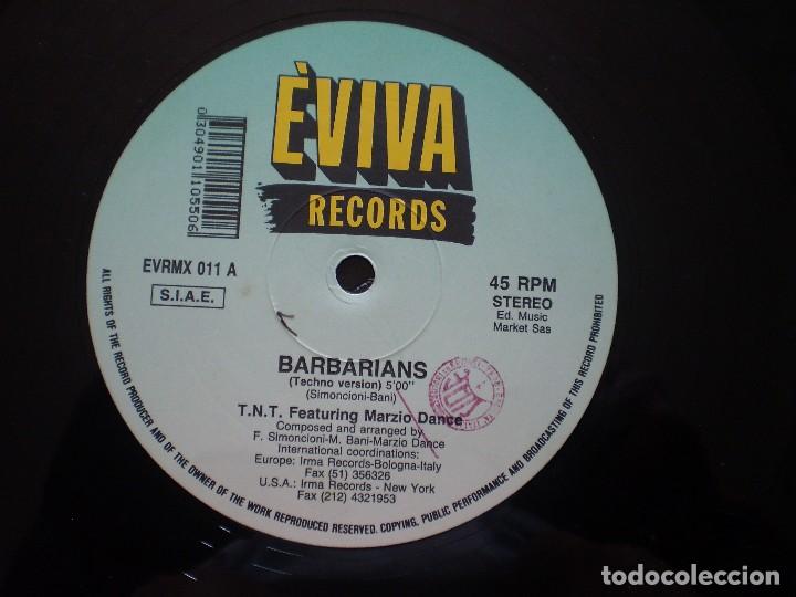 Discos de vinilo: MAXI 12 PULGADAS. TNT. BARBARIANS. - Foto 3