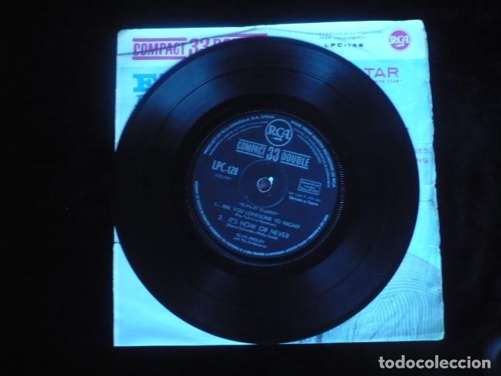 Discos de vinilo: elvis by request flaming star - la funda esta tocada pero completa - Foto 3