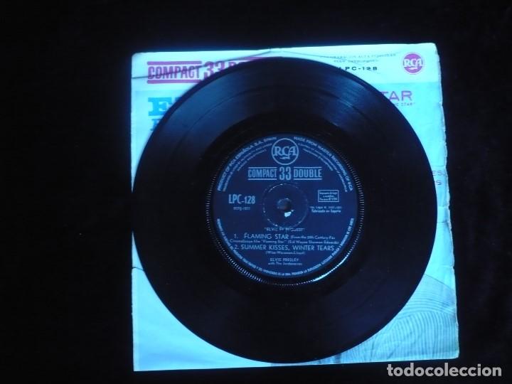 Discos de vinilo: elvis by request flaming star - la funda esta tocada pero completa - Foto 4
