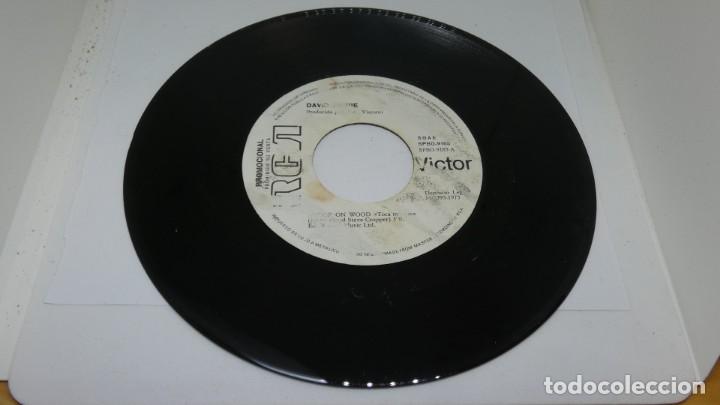 Discos de vinilo: DISCO SINGLE DAVID BOWIE. KNOCK ON WOOD 1979 . - Foto 3