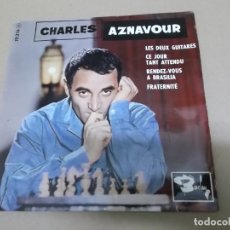 Discos de vinilo: CHARLES AZNAVOUR (EP) LES DEUX GUITARES AÑO – 1960 – EDICION FRANCIA. Lote 176456068
