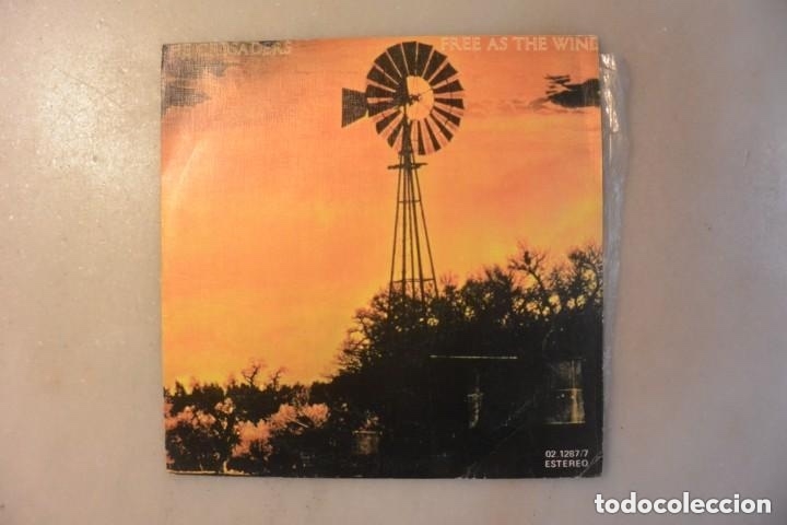 Discos de vinilo: DISCO SINGLE CRUSADERS FREE AS THE WIND - Foto 1