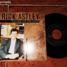 Discos de vinilo: RICK ASTLEY GIVING UP ON LOVE SINGLE VINILO PROMO 40 PRINCIPALES DEL AÑO 1989 ESPAÑA POSTER. Lote 181086070