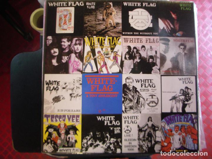 Discos de vinilo: WHITE FLAG- THRU THE TRASH DARKLY. LP. - Foto 2