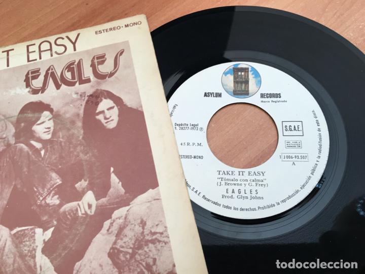 Discos de vinilo: EAGLES (TAKE IT EASY) SINGLE ESPA&Ntilde;A 1972 (EPI03) - Foto 2