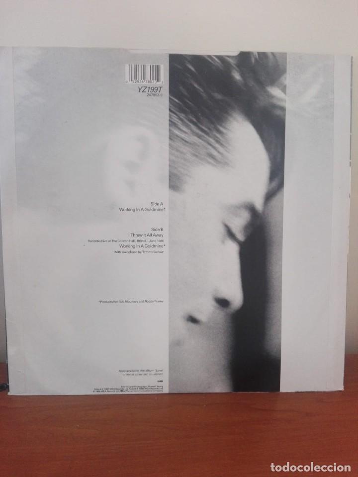 Discos de vinilo: AZTEC CAMERA - WORKING IN A GOLDMINE MAXI CON 3 TEMAS 1988 - Foto 2