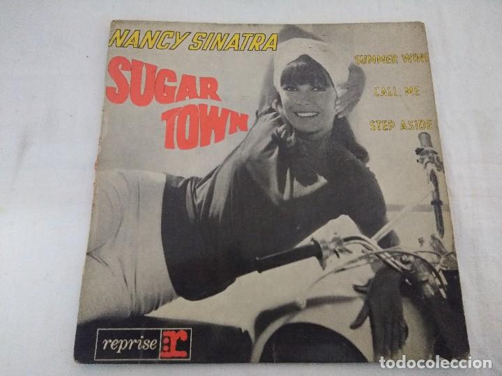 Discos de vinilo: SINGLE/NANCY SINATRA/SUGAR TOWN. - Foto 1