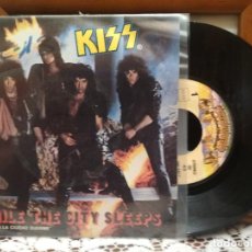 Discos de vinilo: KISS WHILE THE CITY SLEEPS SINGLE SPAIN 1984 PDELUXE. Lote 192338592