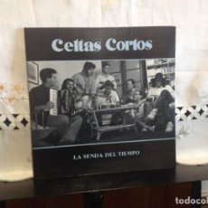 Discos de vinilo: CELTAS CORTOS - LA SENDA DEL TIEMPO 7' DOUBLE COVER SERIGRAFIA RECORTABLE APARTE FIRMADO. Lote 194699140