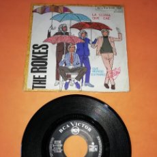 Discos de vinilo: THE ROKES. LA LLUVIA QUE CAE. QUE MUNDO EXTRAÑO. RCA VICTOR 1967. Lote 195084430