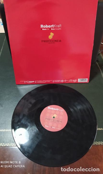 Discos de vinilo: MAXI SINGLE DISCO VINILO ROBERT KRAFT BLACK OUT - Foto 2