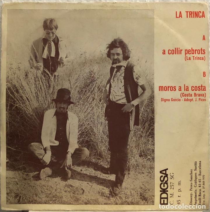Discos de vinilo: LA TRINCA, single  A COLLIR PEBROTS  y  MOROS A LA COSTA - Foto 2