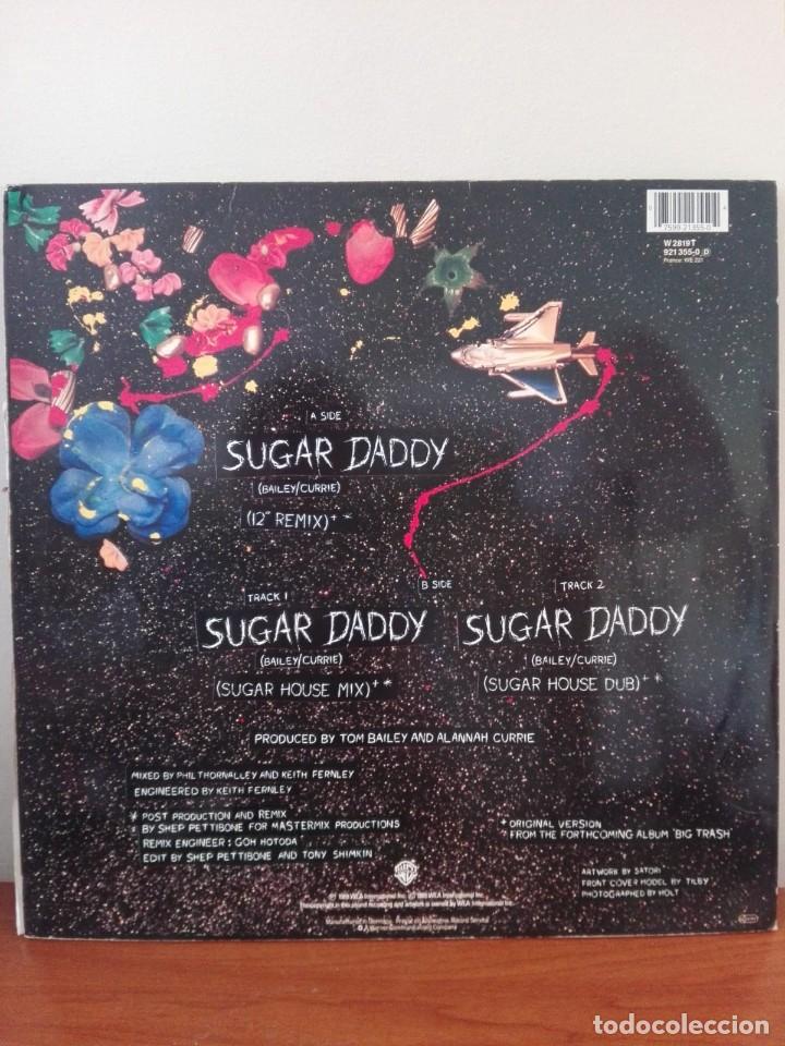 Discos de vinilo: THOMPSON TWINS   - SUGAR DADDY   -MAXI CON 3 VERSIONES- 1989 - Foto 2