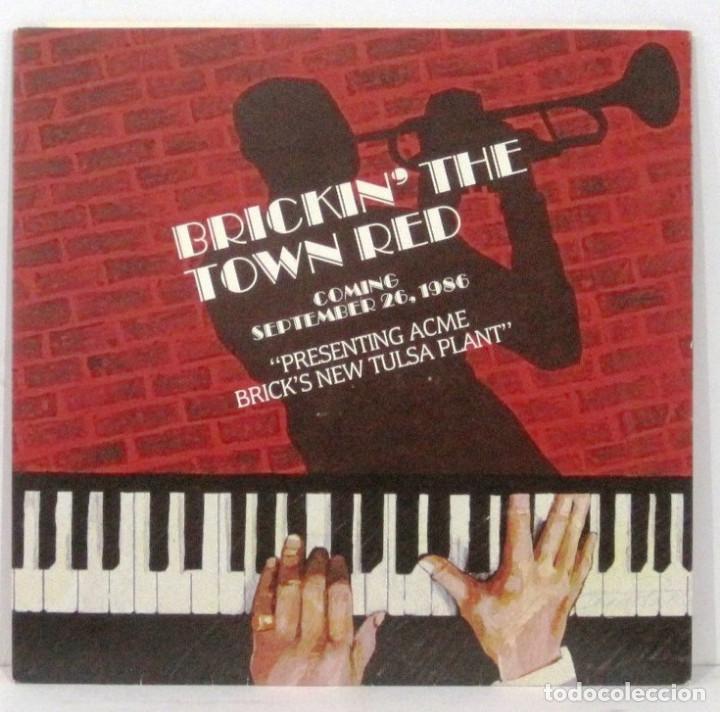 Discos de vinilo: BRICKIN THE TOWN RED - SINGLE - Foto 1