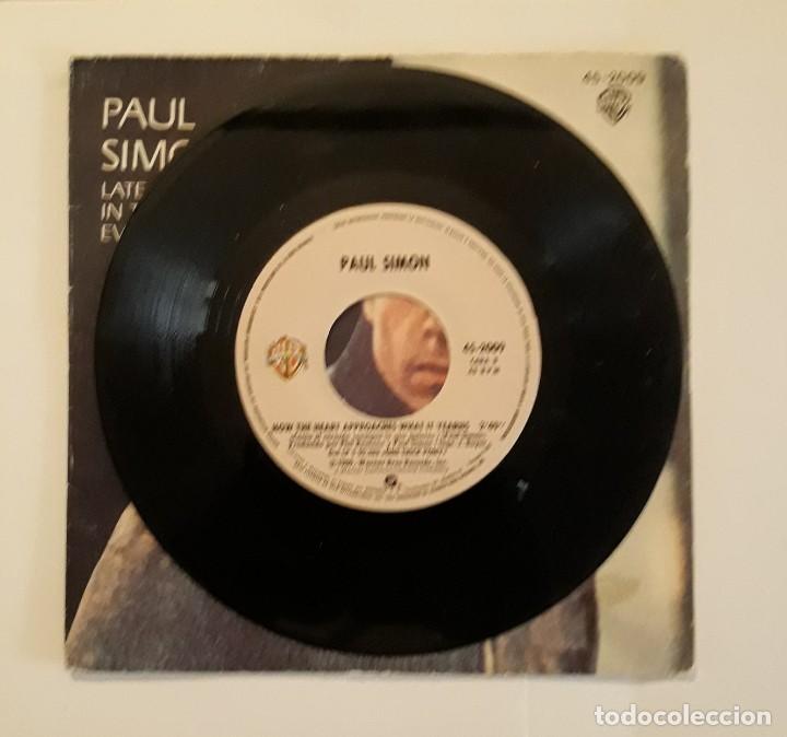 Discos de vinilo: SINGLE PAUL SIMON. LATE IN THE EVENING - Foto 2