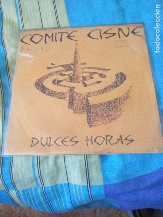 Discos de vinilo: COMITE CISNE-DULCES HORAS SINGLE - Foto 1