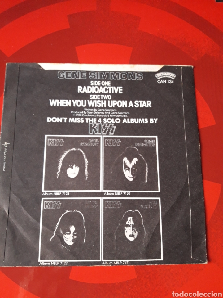Discos de vinilo: KISS single vinilo rojo Gene Simmons Radioactive / When You Wish Upon a Star. Inglaterra 1978 - Foto 4 - 205040362
