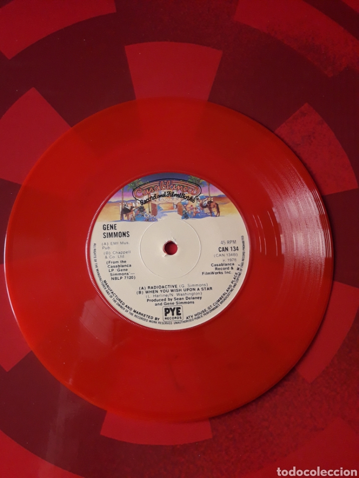Discos de vinilo: KISS single vinilo rojo Gene Simmons Radioactive / When You Wish Upon a Star. Inglaterra 1978 - Foto 6 - 205040362
