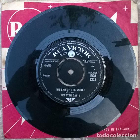 Discos de vinilo: Skeeter Davis. The end of the world/ Somebody loves you. RCA-Victor, UK 1963 single - Foto 2 - 205602167